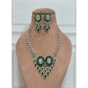 Conjunto de collar y aretes de zirconio plateado de calidad premium glamorosa y moderna para uso en compromisos, bodas y fiestas. - Product Image 1