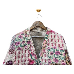 Chaqueta Acolchada Vintage Hecha a Mano Larga con Cuello en V de Algodón Indio a Rayas Características Transpirables y Sostenibles PARA EL Otoño - Product Image 4