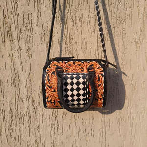 Bolsa de Viaje de Fin de Semana de Cuero Genuino con Diseño Floral Tallado a Mano y Patrón a Cuadros, Colección 2026 - Product Image 4