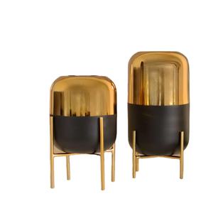 Vase en métal poli pour des thèmes de décoration intérieure haut de gamme et un accent de pièce accrocheur - Product Image 4