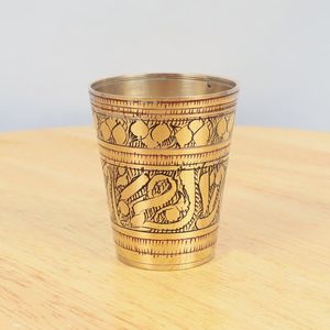 Verre à boire traditionnel en laiton avec gravure florale, gobelet fait main pour la maison, la cuisine, le bureau, vaisselle en métal durable - Product Image 2
