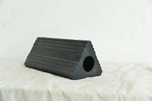 Cale de roue en caoutchouc robuste personnalisée pour camions – Équipement de sécurité efficace et durable pour parking et équipement de véhicule - Product Image 2