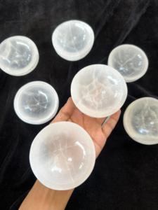 Cuenco de Selenita de Gujarat Hecho a Mano, Redondo, de 3 Pulgadas, Piedra Preciosa Natural Blanca, Decoración para el Hogar, Feng Shui, Reiki, Tallado en Sombra - Product Image 1