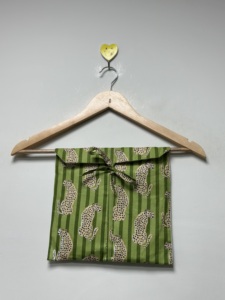 Ensemble de vêtements de nuit pour femmes en coton, imprimé safari vert élégant et luxueux, 3 pièces |   Ensemble de salon : chemise et pantalon de pyjama imprimé léopard pour le voyage - Product Image 4