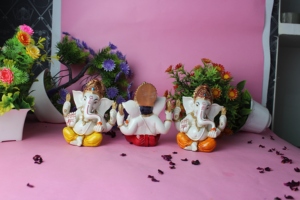 Statue de Ganesh Mukut multicolore artisanale Nirmala |   Statue de l'Idole du Seigneur Ganesha en Résine Colorée, Faite à la Main, Pièce Unique - Product Image 4