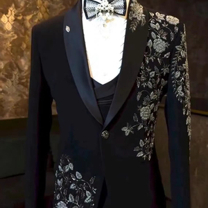 Costume de smoking noir brodé pour homme – Blazer de créateur pour mariage avec travail de sequins floraux, costume de cérémonie pour le marié - Product Image 1