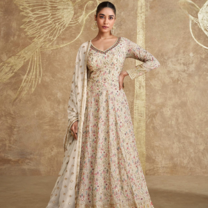 Traje Anarkali de Georgette Blanco con Bordado Real para la Colección de Trajes Indios y Pakistaníes - Product Image 1