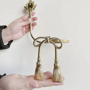 Sujetador de cortina decorativo de metal dorado con borla anudada y gancho para colgar en la pared, elegante soporte para cortinas para un estilo elegante en las ventanas del hogar. - Product Image 1