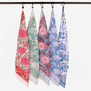 Bandanas en coton faits main à imprimé floral vintage, écologiques, durables, légers, pour l'été, unisexes, à nouer autour du cou ou au poignet - Product Image 5