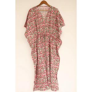 Vestido Kaftan Maxi Boho Chic Rosa con Estampado Floral Hecho a Mano, Cuello en V, Corte Holgado, Algodón, Casual, para Vacaciones y Playa - Product Image 1