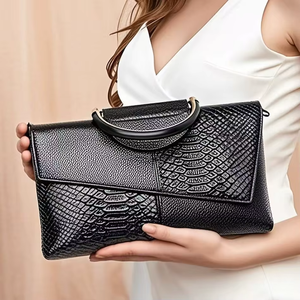 Bolso de Mano de Cuero Genuino Premium para Mujer, Elegante Bolso Negro Texturizado con Cierre de Cremallera, Asa de Metal Plateado y Correa Cruzada - Product Image 3