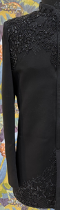 Costume Jodhpuri TR Lachka noir à texture 3D effet armure moderne, lignes hexagonales cybernétiques rayonnantes, manteau orné de perles de verre - Product Image 6