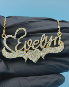 Colgante de lujo con letra Evelyn y corazón, chapado en oro, con moissanita de corte brillante redondo, para unisex - Product Image 1
