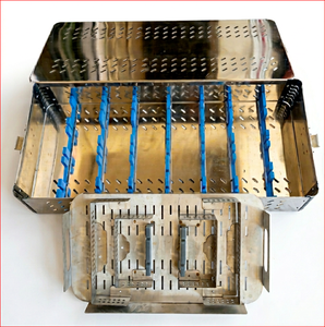 Bandeja de Instrumentos Quirúrgicos de Acero Inoxidable con Divisores Azules y Diseño Perforado para Uso Hospitalario - Product Image 3