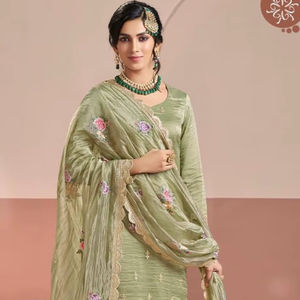 Traje de Mujer Elegante Semisentado en Seda Dorada con Bordado y Trabajo Zari para la Colección India y Pakistaní para Todas las Temporadas - Product Image 1