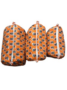 Bolsa de Cosméticos Acolchada con Estampado Floral Naranja Vibrante |   Bolsa de Maquillaje de Algodón Hecha a Mano con Lámina Impermeable |   Maestro Obsequio de Viaje para Artículos de Aseo - Product Image 4