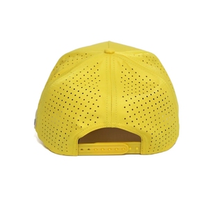 Casquettes de golf haute performance en gros avec trous découpés au laser, 5 panneaux, logo personnalisé en PVC caoutchouc, logo latéral, corde torsadée personnalisée - Product Image 5