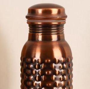 Bouteille d'eau en cuivre texturée à fossettes, cylindrique, marron, avec bouchon à vis - Product Image 4
