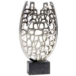 Jarrón de flores de metal hecho a mano por diseñadores para decoración de hogares de lujo, elegante jarrón de flores de metal de calidad de exportación para arreglos florales. - Product Image 1