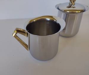 Jarra de Crema para Café de Lujo con Acabado Metálico Elegante - Product Image 2