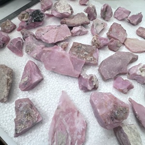 Matière première d'opale rose 100% naturelle, jusqu'à 3 kg, disponible à la vente, qualité AAA, forme brute non taillée, teinte étonnante. - Product Image 3
