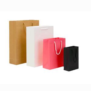 ถุงกระดาษคราฟท์รีไซเคิลรักษ์โลกแบบกำหนดเอง พร้อมเคลือบลามิเนต หูหิ้วสีพื้นทรงสี่เหลี่ยม สำหรับบรรจุภัณฑ์ของขวัญเสื้อผ้าหรูหรา - Product Image 5