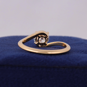 Anillo de compromiso de diamantes redondos para mujer, engaste de oro blanco, estilo clásico - Product Image 2