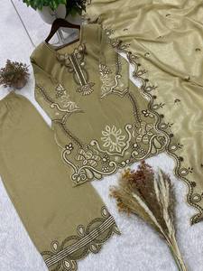 Ensemble de costume palazzo de luxe en organza de coton doré mat, avec broderie ajourée haut de gamme, kurti droit extensible et pantalon large - Product Image 4