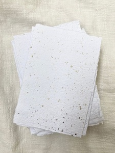 Feuilles de papier en coton faites à la main avec bords festonnés, plantables, sans acide pour une conservation durable, formats A4 et A5, vente en gros - Product Image 3