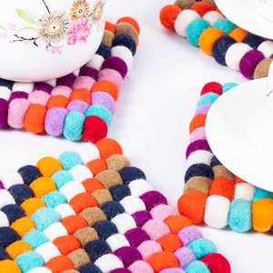 Juego de 4 Salvamanteles de Fieltro y Lana Autosecantes Hechos a Mano, Súper Absorbentes y Antiarañazos, Accesorio de Decoración para Mesa - Product Image 3