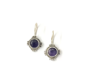 Boucles d'oreilles pendantes en argent sterling avec cabochons d'améthyste violet foncé de style bohème, faites à la main, avec bordures en fil torsadé - Product Image 3