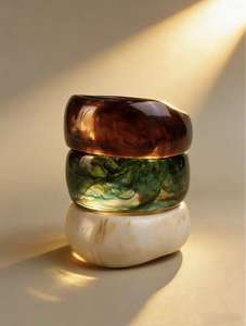 Sculpture artisanale en résine époxy, forme irrégulière, objet d'art de collection, motif marbré vert, marron, blanc, technique de moulage - Product Image 3