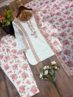 Ensemble prêt-à-porter entièrement cousu avec haut en crêpe naturel brodé de sequins, pantalon Farshi Salwar et dupatta.