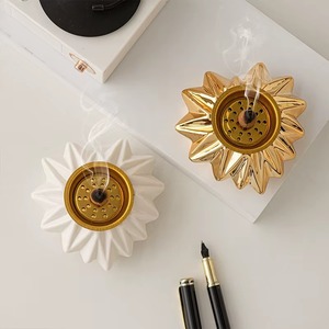 Brûleur d'encens en céramique de qualité assurée, forme de fleur, or et blanc, décoration aromathérapie, utilisation toute saison - Product Image 4