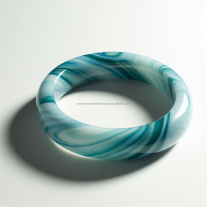 Lujoso brazalete de mujer Expert Artistry con elaborados adornos étnicos Diseño de diamantes de peso pluma para regalos - Product Image 1