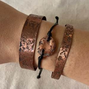 Ensemble de bracelets en cuivre moderne, forme irrégulière rustique, bijoux 100% faits à la main pour toutes les saisons - Product Image 1