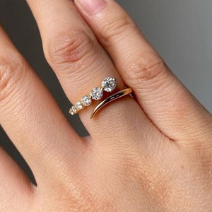 Anillo de compromiso de diamante de punta abierta, banda minimalista de oro de 14K, anillo apilable ajustable para ella, con engaste de burbuja compartido ajustable. - Product Image 1