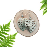 Boucles d'oreilles tropicales botaniques de grande taille en nacre sculptée en forme de feuille de Monstera pour femmes
