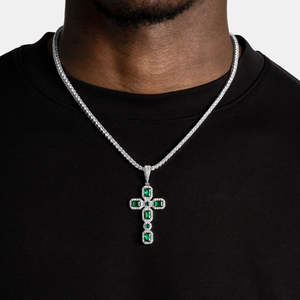 Colgante de Cruz Verde Esmeralda |   Collar con Cruz Cristiana Escarchada |   Joyería Religiosa de Acero Inoxidable Estilo Hip Hop - Product Image 2