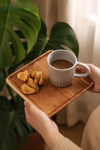 Plateau de service rectangulaire en bois, design minimaliste fait main, surface polie, pour les collations et les fruits lors de fêtes - Product Image 2