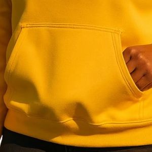 Sudadera con Capucha para Mujer, Color Amarillo Mostaza, con Logotipo Gráfico Azul y Dorado en la Parte Delantera, Manga Larga, Informal, de Felpa - Product Image 5