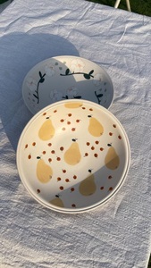 Elegante Frutero de Cerámica con Motivo de Pera Pintado a Mano, Forma Ancha para Servir y Acabado Brillante y Duradero - Product Image 2