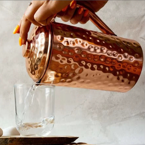Ensemble de carafes en cuivre au design traditionnel, style classique, pour servir l'eau, ensemble métallique avec verres, durable, réutilisable, pour la cuisine et la salle à manger. - Product Image 1