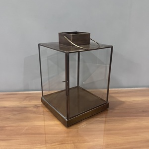 โคมไฟสี่เหลี่ยมทองเหลืองพร้อมแผงกระจกและมือจับโลหะสำหรับตกแต่งบ้าน - Product Image 3