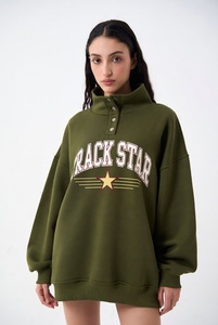 Sudadera Oversize Verde Oliva para Mujer con Botones a Presión, Cuello Simulado, Estampado Gráfico Trackstar, Top Grueso Tipo Pullover - Product Image 1