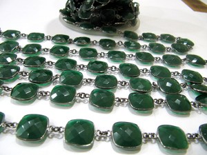 Cadena hecha a mano con conector de bisel de piedra preciosa de ónix verde calcedonia de 13 mm en forma de cojín briolette, vendida por pie - Product Image 3