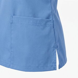Blouse médicale bleu clair à col en V et manches courtes, tissu tissé, OEM, unisexe, usage hospitalier - Product Image 5