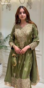 Ensemble de costume droit en soie romaine lourde de créateur avec broderies de sequins et manches longues, pantalon assorti et dupatta – Fournisseur mondial - Product Image 2