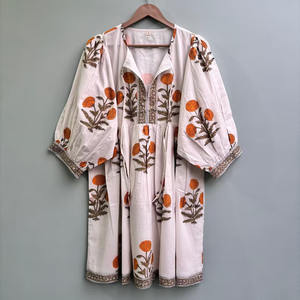 Robe mini formelle en coton écologique faite à la main avec imprimé floral à la main, col en V, manches 3/4, ourlet à volants en dentelle, lavable, naturelle - Product Image 1