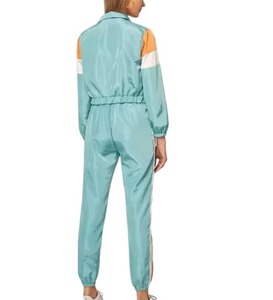 Ensemble survêtement coupe-vent 2 pièces streetwear pour femme avec logo personnalisé, comprenant un sweat à capuche léger entièrement zippé et un pantalon de jogging, 100% nylon, faible MOQ - Product Image 2